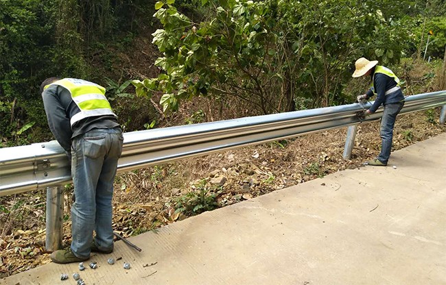 六安高速公路护栏的定期维护与保养